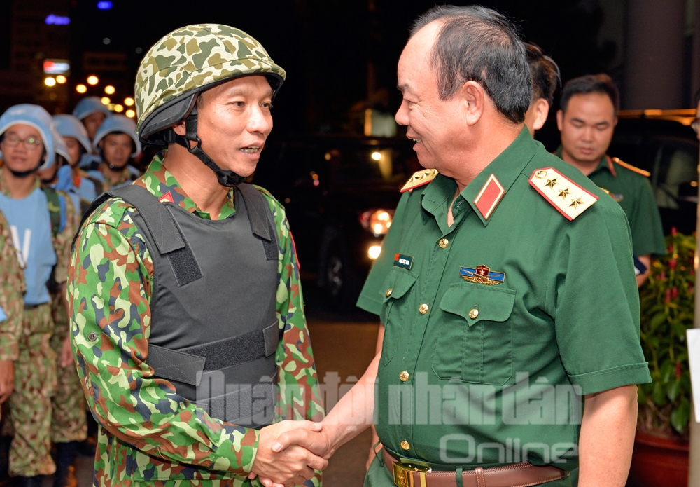 Thượng tướng Phạm Ngọc Minh, Phó tổng tham mưu trưởng Quân đội nhân dân Việt Nam, động viên cán bộ, nhân viên Bệnh viện dã chiến cấp 2 số 1 trước giờ lên đường.